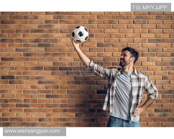 足球明星经典拍照姿势揭秘让你瞬间成为球场焦点的秘诀分享